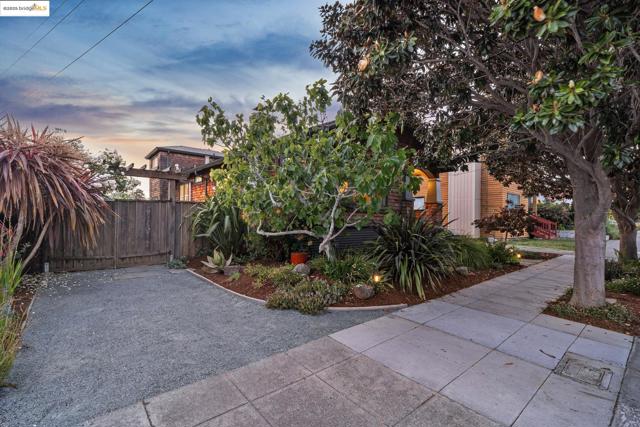 1350 Curtis St, Berkeley CA: https://media.crmls.org/mediaz/f9079672-2e27-41f4-b161-4bfa3a805983.jpg