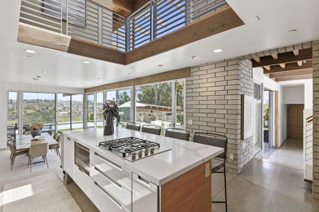1635 Gascony Rd, Encinitas CA: https://media.crmls.org/mediaz/f90963f9-45b8-445e-b76b-2c70ec066e23.jpg