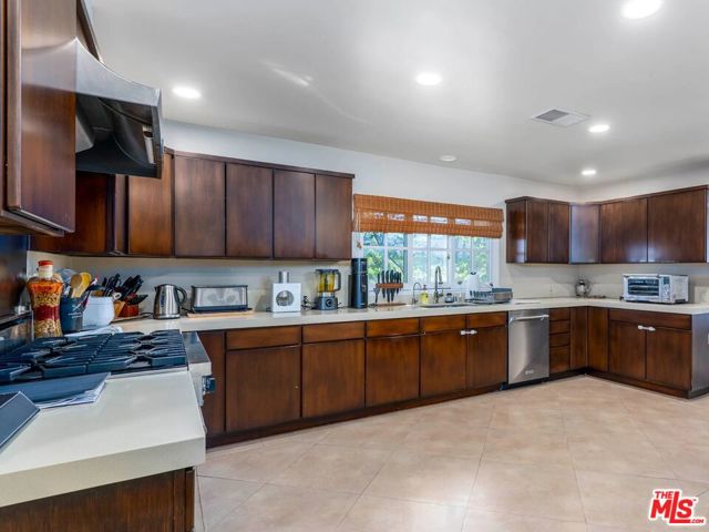 15405 Valley Vista Boulevard, Sherman Oaks CA: https://media.crmls.org/mediaz/f909e9fe-ddc8-45fb-8bba-912b5ea5c153.jpg