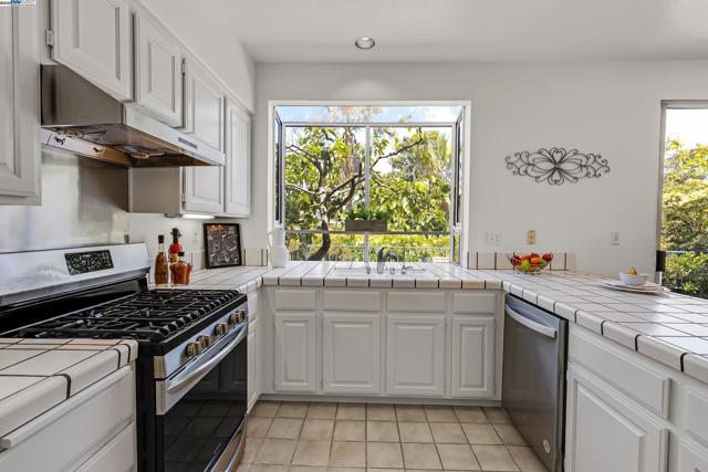 131 Diapian Bay, Alameda CA: https://media.crmls.org/mediaz/f90c0d62-d863-41d2-87f9-7537767473f3.jpg