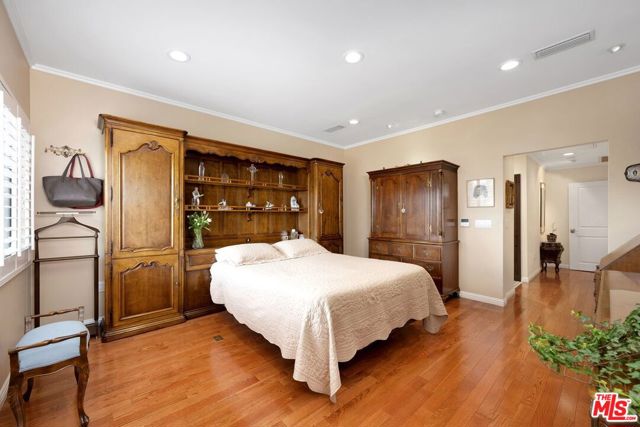 645 Wilcox Avenue, Los Angeles CA: https://media.crmls.org/mediaz/f90d9938-f5b2-4048-b5dc-34baacab1da8.jpg