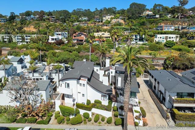 1729 Coast Blvd, Del Mar CA: https://media.crmls.org/mediaz/f90e5265-2dd8-4944-8ff7-18f716676d07.jpg