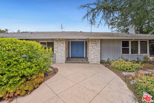 15901 High Knoll Road, Encino CA: https://media.crmls.org/mediaz/f90f1937-d628-40e9-a742-4f0ee664e41d.jpg