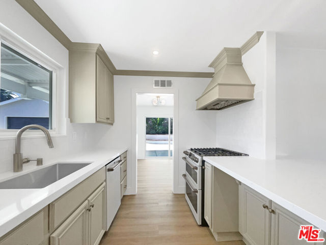 10011 Odessa Avenue, North Hills CA: https://media.crmls.org/mediaz/f90f50c5-808f-4118-a4da-a8fb703953d4.jpg
