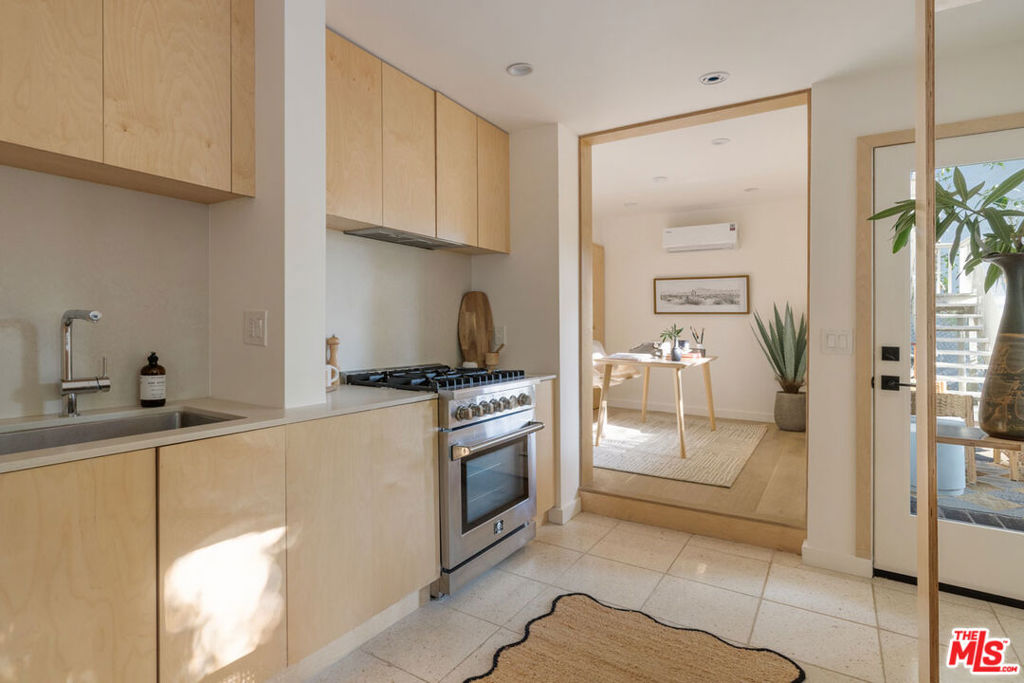 https://media.crmls.org/mediaz/f911a136-024a-45c3-8915-4aaf5eb55564.jpg?preset=X-Large