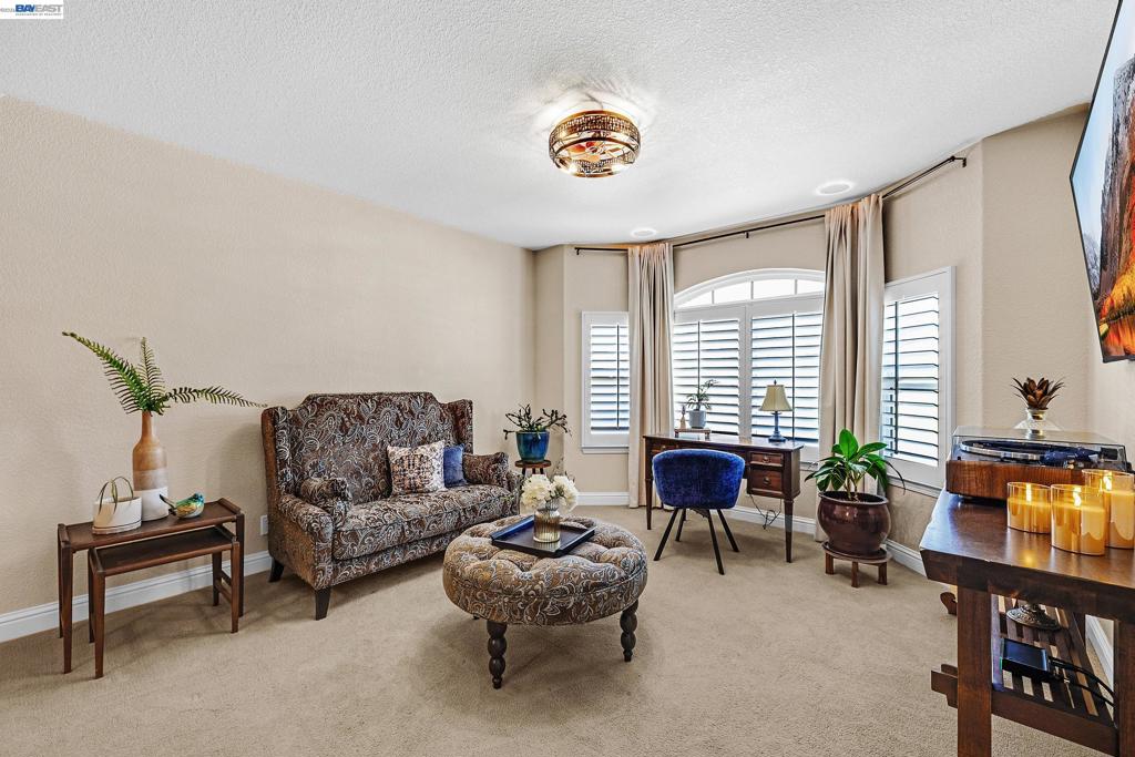 https://media.crmls.org/mediaz/f91211c2-ef89-46dc-aee4-e24007ec9781.jpg?preset=X-Large