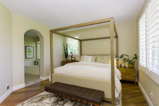 2537 Carriagedale Row, La Jolla CA: https://media.crmls.org/mediaz/f912cf9b-b516-425f-8d8c-02e1c7dcc872.jpg