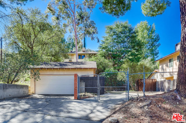 7951 Glenties Lane, Sunland CA: https://media.crmls.org/mediaz/f912de58-0095-4e6f-9fef-abe8ecb347ad.jpg