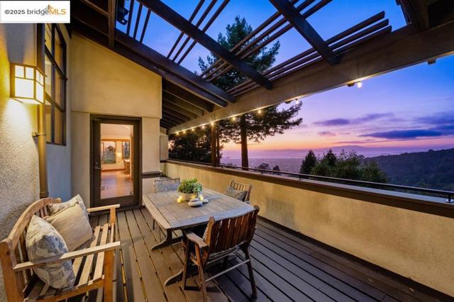 25 Dartmouth Dr, Berkeley CA: https://media.crmls.org/mediaz/f91324a3-398f-4040-9038-51b24736ddff.jpg