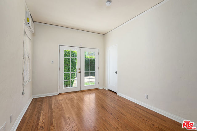 924 S Orange Grove Avenue, Los Angeles CA: https://media.crmls.org/mediaz/f913bcf8-914d-408e-86e2-435872f6b9a9.jpg