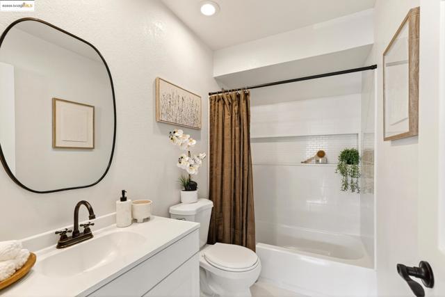 221 Village Pl, Martinez CA: https://media.crmls.org/mediaz/f913c92b-86da-4422-8966-492c4263293c.jpg