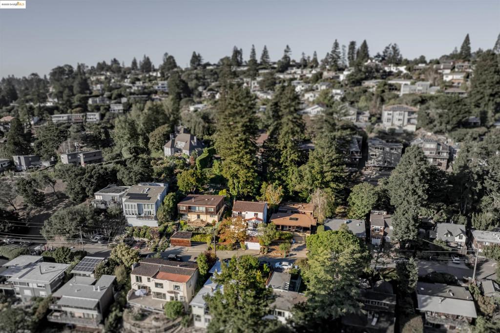 https://media.crmls.org/mediaz/f9144780-8943-41dc-8f82-34c8e0a04d06.jpg?preset=X-Large