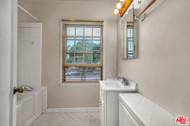 713 Broadway, Redondo Beach, California 90277, 3 Bedrooms Bedrooms, ,2 BathroomsBathrooms,Residential,Sold,Broadway,25617063