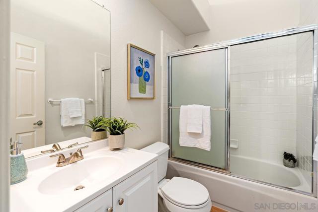 8619 Via Mallorca, La Jolla CA: https://media.crmls.org/mediaz/f915284a-6128-4f11-981c-3137b28dc217.jpg