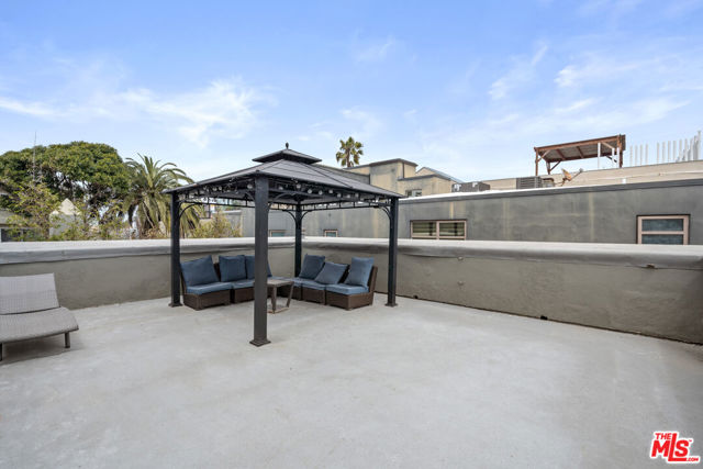 20 28TH Avenue, Venice CA: https://media.crmls.org/mediaz/f9156ce2-8083-470a-90ba-aaacbbd20212.jpg