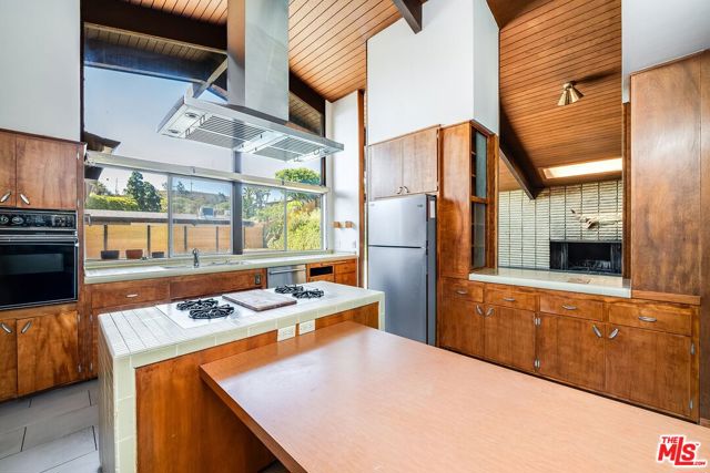5961 Wrightcrest Drive, Culver City CA: https://media.crmls.org/mediaz/f9160436-6c04-4094-9845-77529e246f69.jpg