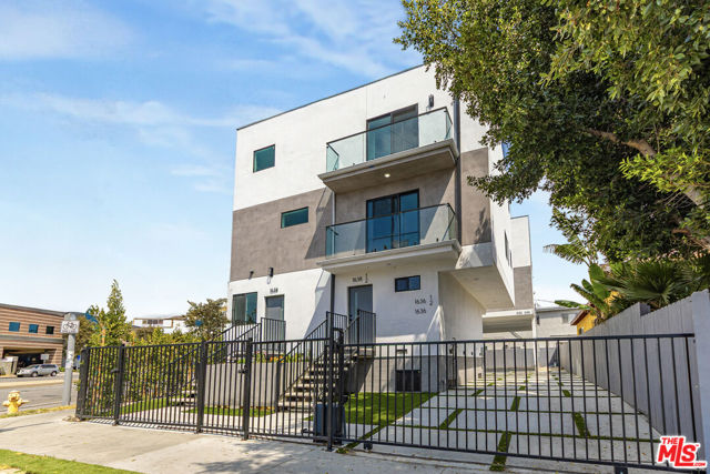 1636 Longwood Avenue, Los Angeles CA: https://media.crmls.org/mediaz/f9166826-cd55-444a-8abf-b46e2342ba17.jpg