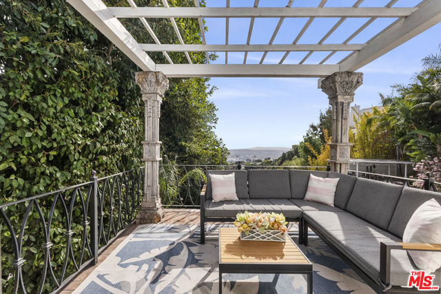 8828 Thrasher Avenue, Los Angeles CA: https://media.crmls.org/mediaz/f9171591-a777-47e8-85a9-c3ce0b8dc699.jpg