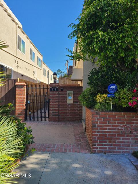 933 21st Street, Santa Monica CA: https://media.crmls.org/mediaz/f9181114-efdb-4963-97d0-42b143cf4373.jpg