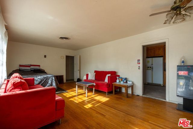 17359 Victory Boulevard photo 2