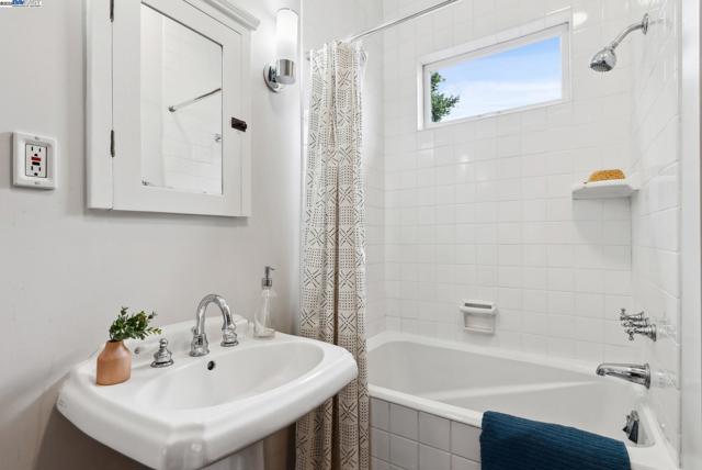 3206 Garfield Ave, Alameda CA: https://media.crmls.org/mediaz/f91ae0ea-ed82-4053-9011-0302cf5c03f5.jpg