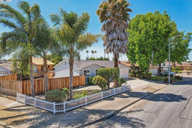 39681 Sundale Dr, Fremont CA: https://media.crmls.org/mediaz/f91bf4e9-c9ac-4bde-ba97-95169d8b8e82.jpg