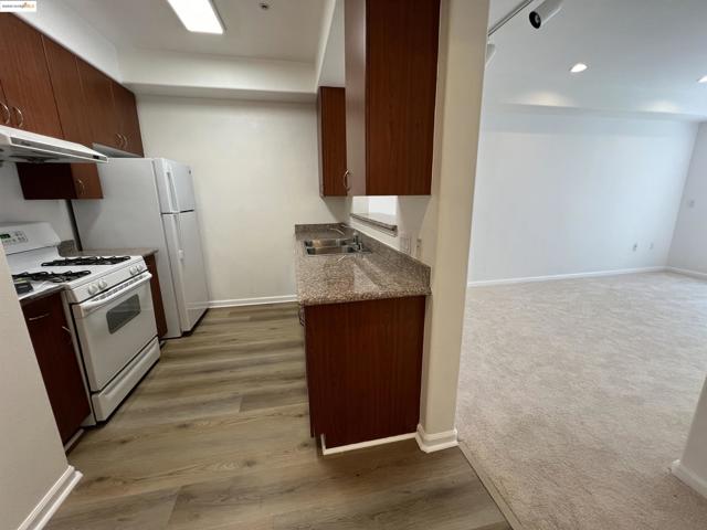 989 Franklin St, Oakland CA: https://media.crmls.org/mediaz/f91d7bb6-01cc-46bc-b9d7-80c8b393712f.jpg