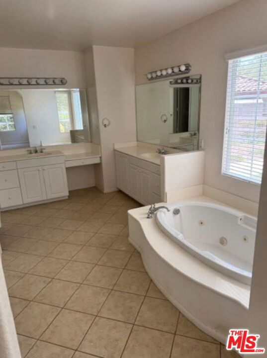 1808 Fallbrook Oaks Court, Fallbrook CA: https://media.crmls.org/mediaz/f91df98b-c808-4221-957d-08ed6d10da2e.jpg