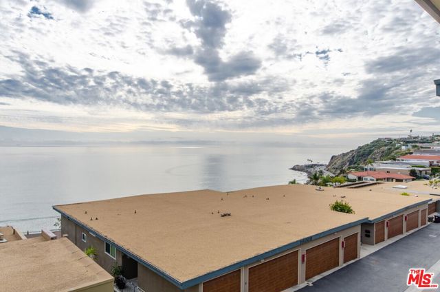 18065 Coastline Drive, Malibu CA: https://media.crmls.org/mediaz/f91e583f-c7af-441f-842b-9cfb4cdb3484.jpg
