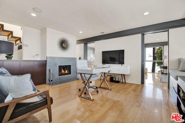 9892 BEVERLY GROVE Drive, Beverly Hills CA: https://media.crmls.org/mediaz/f91fc4a1-0b83-4baf-bcb6-c14c184c8b62.jpg