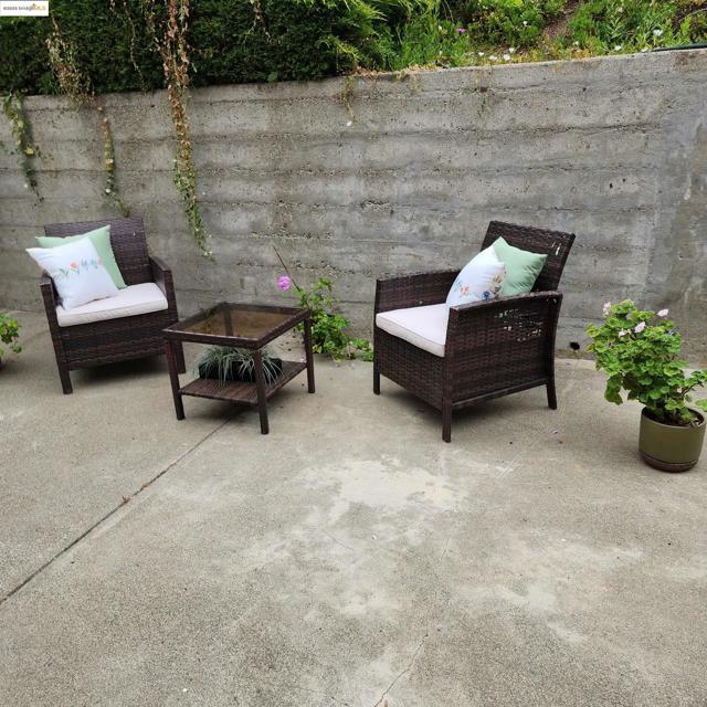 3312 Wisconsin St, Oakland CA: https://media.crmls.org/mediaz/f92011da-32b0-4d20-b526-a627a8fdf742.jpg