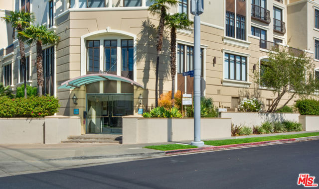 11847 Gorham Avenue, Los Angeles CA: https://media.crmls.org/mediaz/f92021e9-7091-46bd-b55a-f45948aaf082.jpg