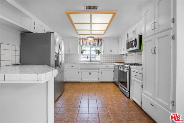 754 Fernando Street, Ojai CA: https://media.crmls.org/mediaz/f920d2b7-5e7f-4af1-8a5c-35836197d3c5.jpg