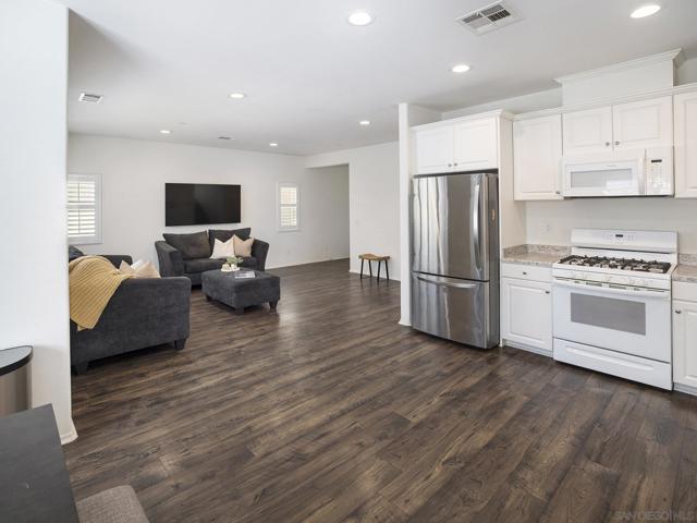 35406 Brown Galloway Ln, Fallbrook CA: https://media.crmls.org/mediaz/f9210df0-2c14-4509-80f4-3d1bb3ee7c25.jpg