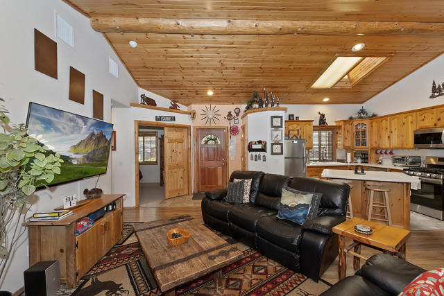 43259 Bow Canyon Road, Big Bear CA: https://media.crmls.org/mediaz/f9228843-4f9d-4829-b33f-d7093460ff68.jpg