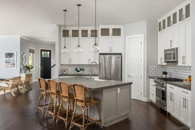 6411 Dowling Dr, La Jolla CA: https://media.crmls.org/mediaz/f9228d7e-9351-4270-b235-86000da8227b.jpg