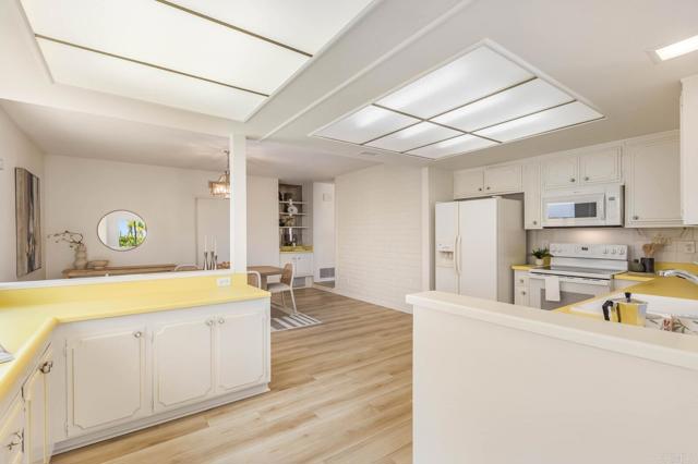 Detail Gallery Image 11 of 34 For 2476 Pinewood St, Del Mar,  CA 92014 - 3 Beds | 2 Baths