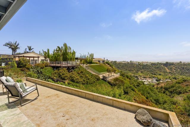 2122 March Pl, San Diego CA: https://media.crmls.org/mediaz/f923e46f-a7c3-4574-9433-9d7fffd92b79.jpg