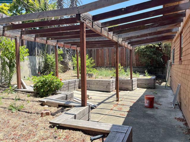 7618 Sunkist Dr, Oakland CA: https://media.crmls.org/mediaz/f9244778-d4ca-471c-9821-2e86057992a2.jpg
