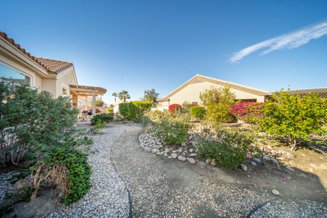 37718 Medjool Avenue, Palm Desert CA: https://media.crmls.org/mediaz/f925dd72-6611-4982-9c76-ef9f56b3cd0d.jpg
