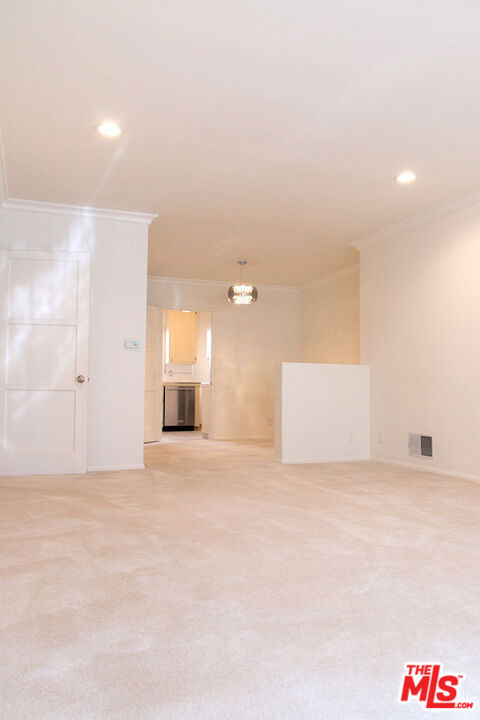 438 S Palm Drive, Beverly Hills CA: https://media.crmls.org/mediaz/f9260423-64a1-4d62-a3fe-25bcd19c3d32.jpg