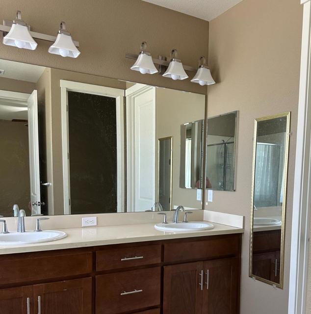 1646 Foxtail Court, Hollister CA: https://media.crmls.org/mediaz/f9279484-76ac-49d2-8f29-c7e4b6a51bfa.jpg