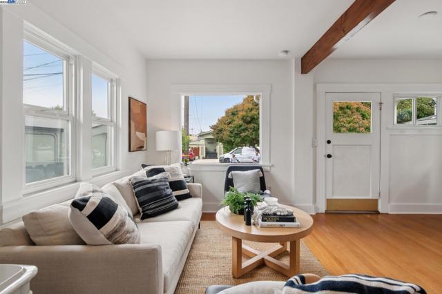 951 Madison St, Albany CA: https://media.crmls.org/mediaz/f9283ef0-670b-4b76-a3cc-8c394c88f7d9.jpg