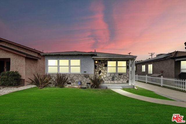 2463 Easy Avenue, Long Beach CA: https://media.crmls.org/mediaz/f92843cb-4af1-42e4-b431-68e875a3b37d.jpg
