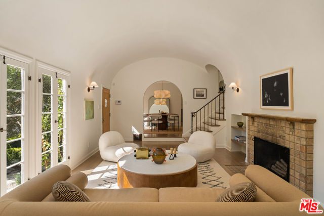 6026 Graciosa Drive, Los Angeles CA: https://media.crmls.org/mediaz/f9284584-ce81-4e48-a763-ab17cb95734d.jpg