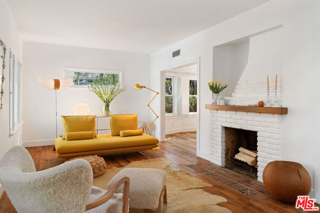 729 Superba Avenue, Venice CA: https://media.crmls.org/mediaz/f92958a4-92c8-4cab-b522-84ea7607307c.jpg