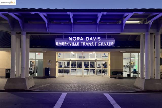 121 City Limits Cir, Emeryville CA: https://media.crmls.org/mediaz/f929729d-7461-49c9-af42-fab147aa314d.jpg