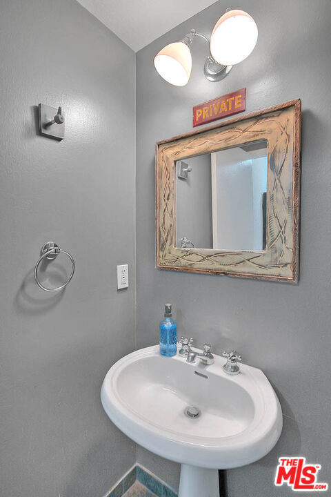 5920 Chula Vista Way, Los Angeles CA: https://media.crmls.org/mediaz/f92999d1-d22d-4574-a347-c3dd5d36f0a9.jpg