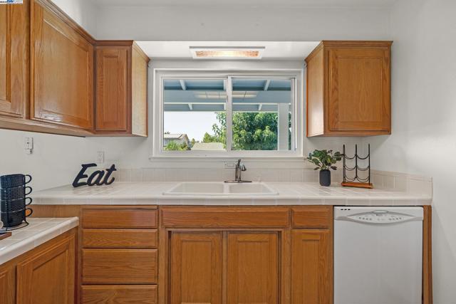 844 Wall St, Livermore CA: https://media.crmls.org/mediaz/f92a0569-9e75-4e3d-8948-cf25a1196151.jpg