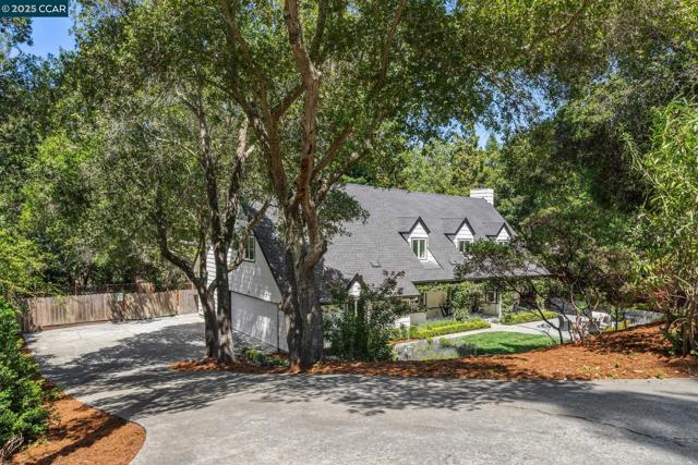 6 Greenwood Ct, Orinda CA: https://media.crmls.org/mediaz/f92b6469-525f-4f06-9cfa-a735c74a04b5.jpg